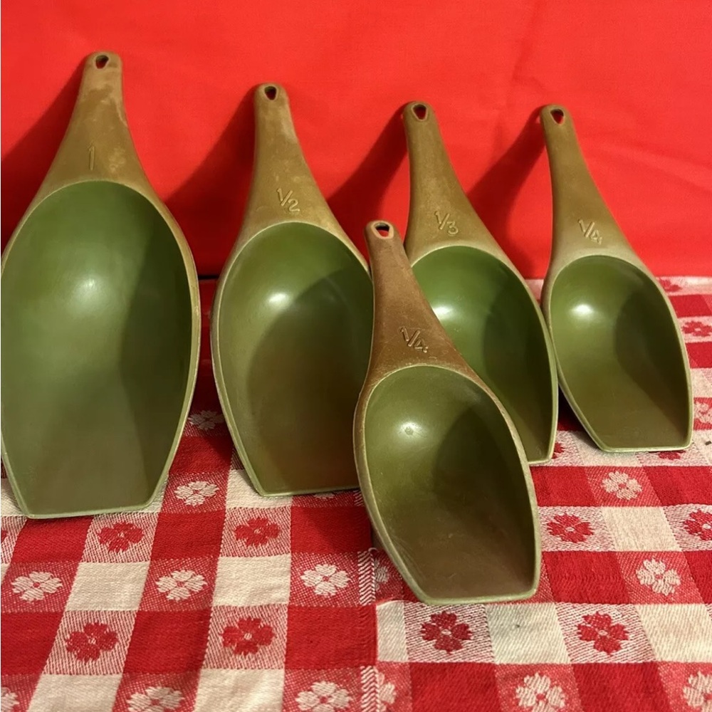 Retro 70s Measuring Cup Scoop Set In Avocado Green